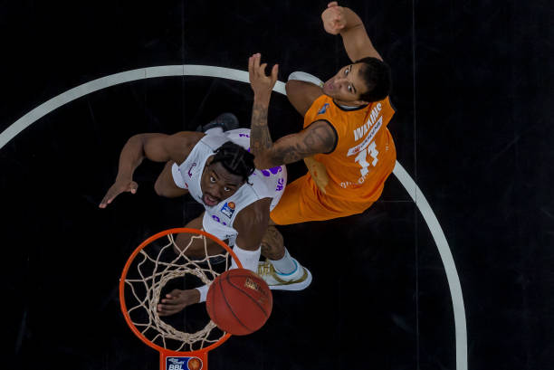 他屡次用手 他屡次用手